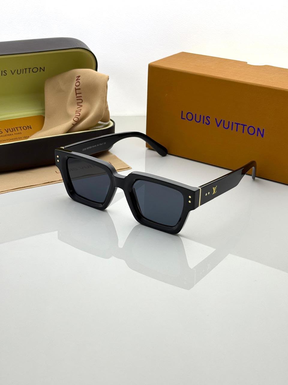 Lou_is Vui_ttion 35104 Black With OG Box