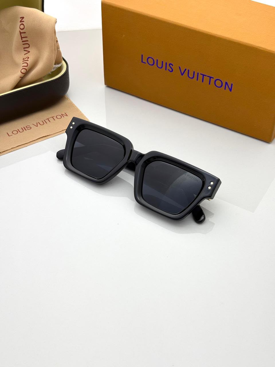Lou_is Vui_ttion 35104 Black With OG Box