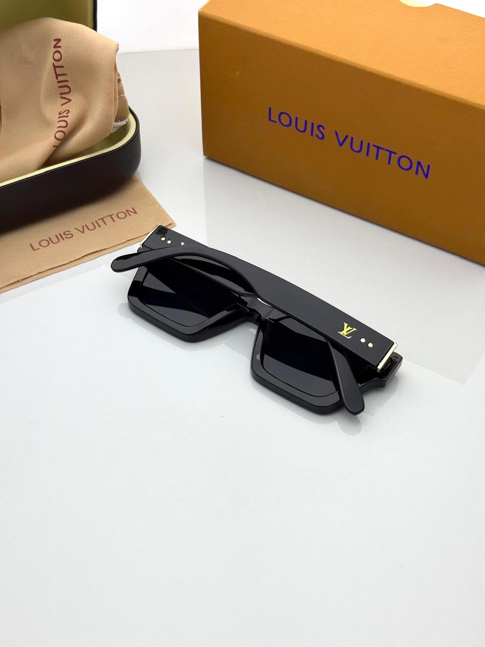Lou_is Vui_ttion 35104 Black With OG Box