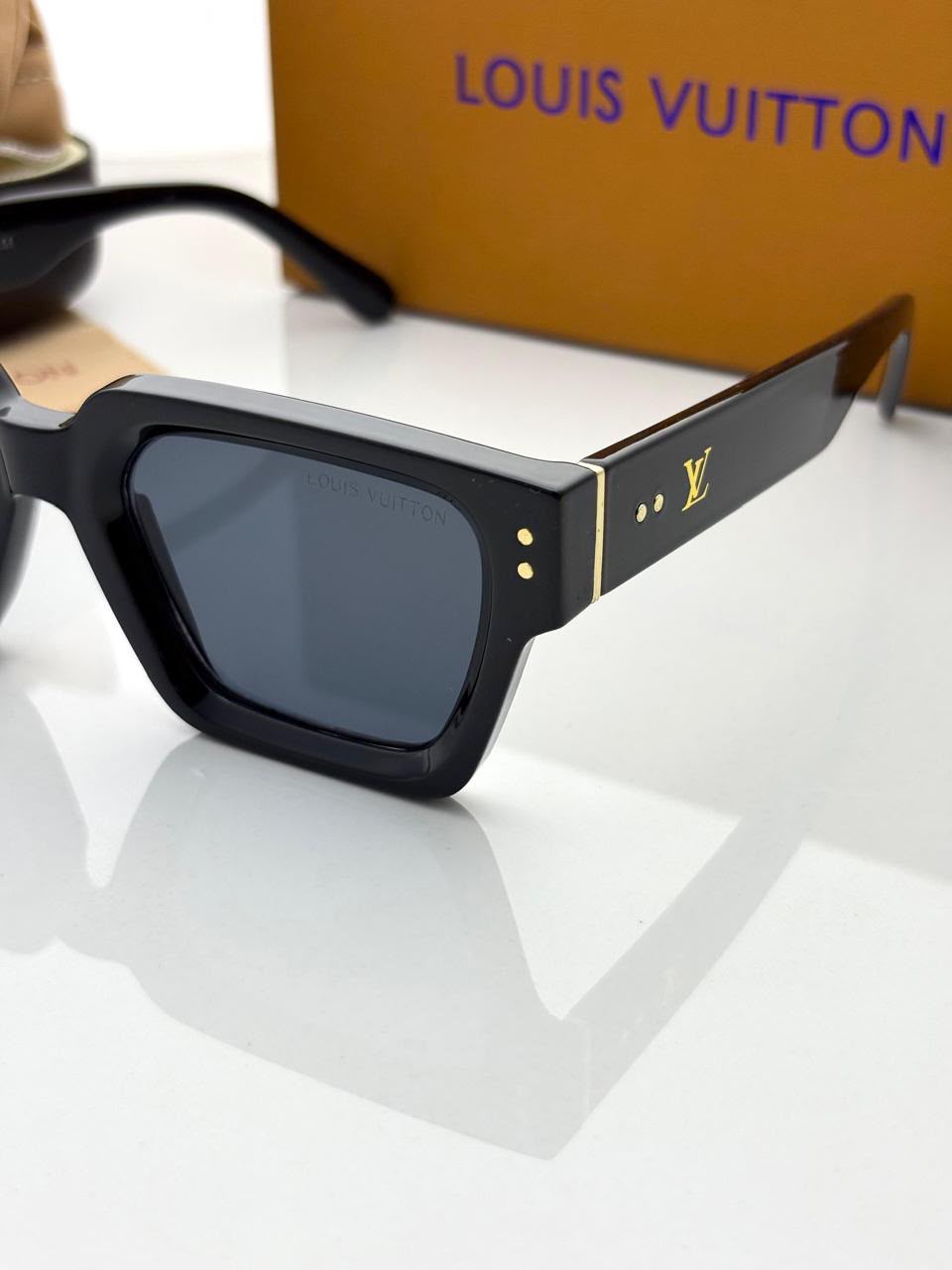 Lou_is Vui_ttion 35104 Black With OG Box