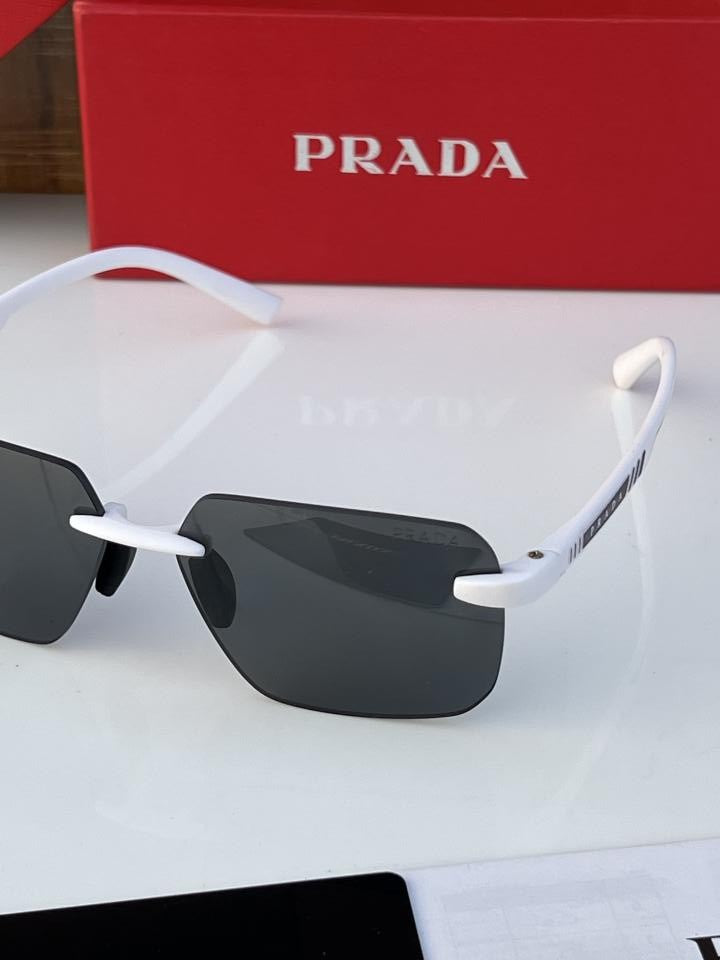 Pra_da 1116 White Black