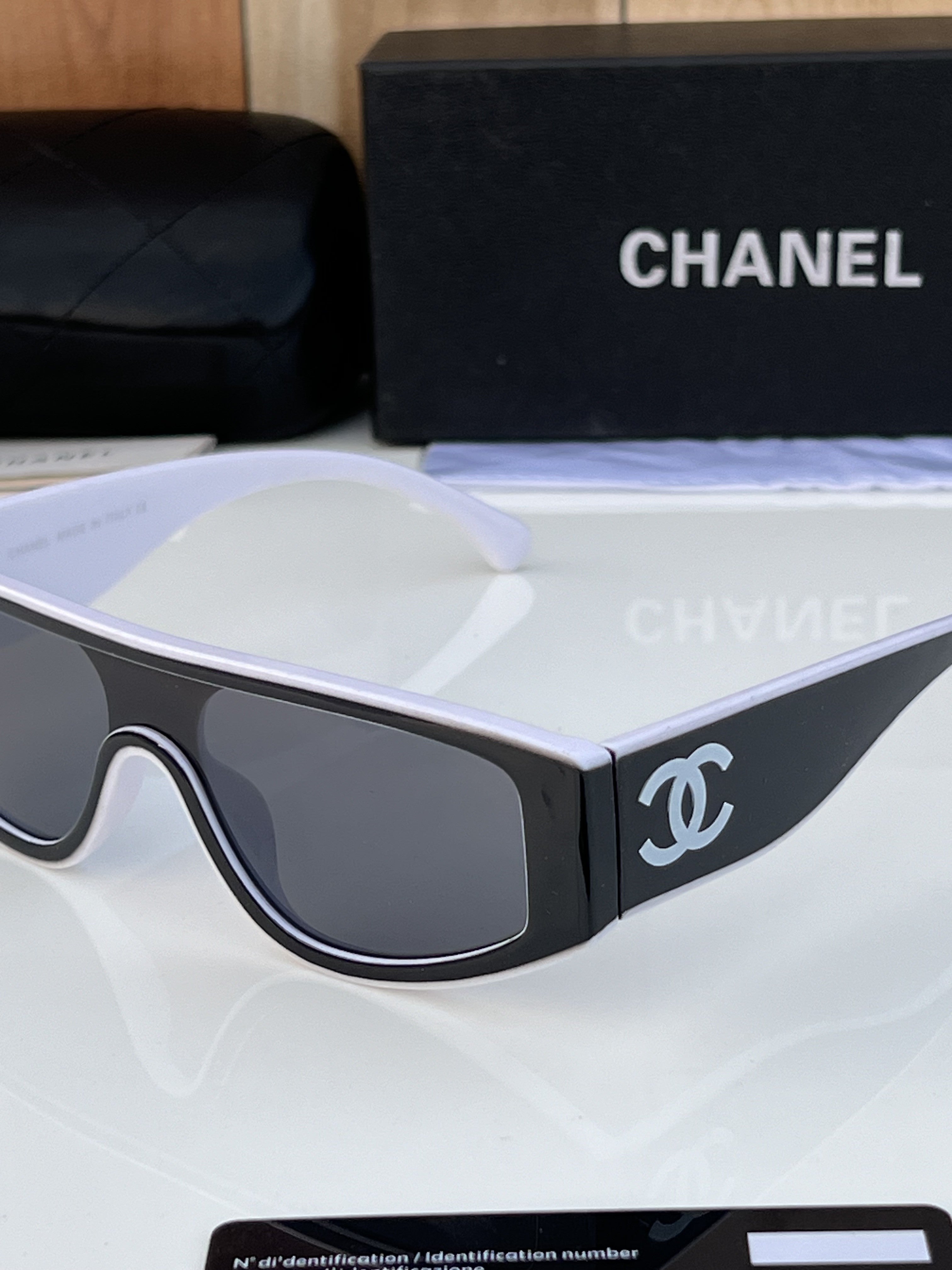 Cha_nel 1001 White Black